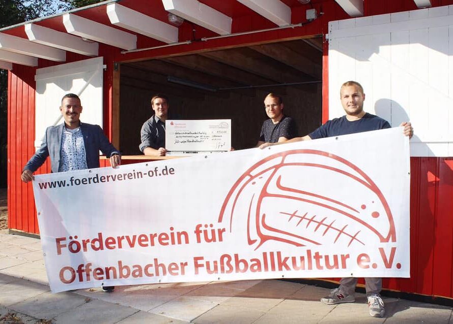 Spendenscheck „Rot-weiße Handballhütte“